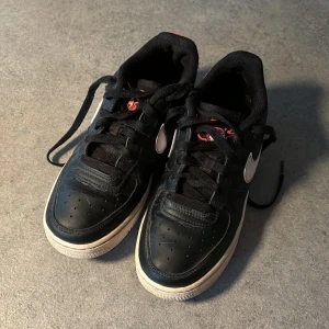 Nike Air force 1  - Snygga Nike air force 1 i bra skick 7/10. Storlek 37.5.
