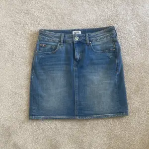 Säljer en jätte söt ljublå jeans kjol ifrån tommy hilfiger perfekt till sommaren i storlek xs🩷 (skriv om ni undrar nått mer)