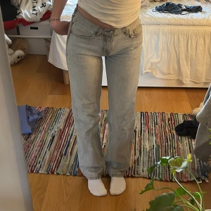 Gråa jeans  - Jättefina gråa jeans från gina tricot🩷 sparsamt använda 
