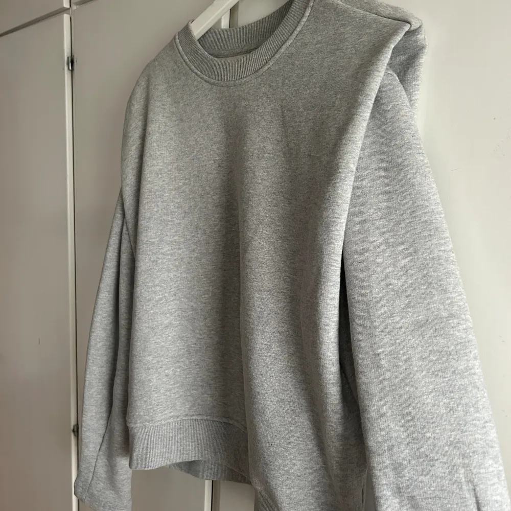 Sweatshirt från &otherstories i strl S. Har aldrig använt tröjan så den är i nyskick. Köpt för 590kr. . Hoodies.