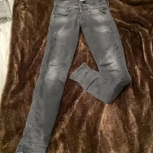 Replay jeans anbass hyperfelx Modelen är lång pga de sitter vikta längst ner på benen som på bild Storlek 28 passar också 29/30