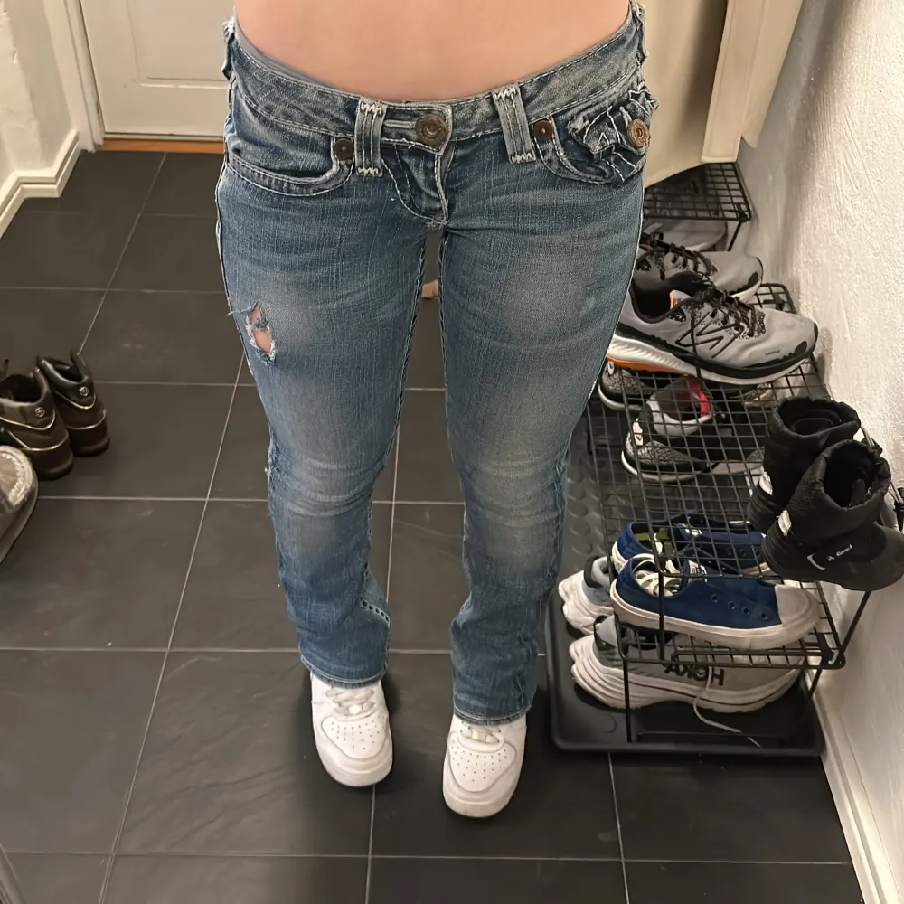 Säljer mina true religion jeans då jag aldrig använder dom. ☺️Dom är lågmidjade och är mellan bootcut och straight leg. Fråga privat om detaljer🥰. Jeans & Byxor.