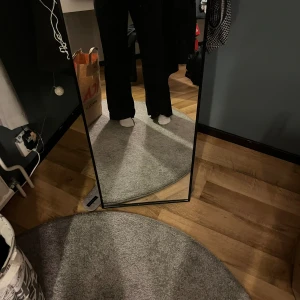 Vida kostymbyxor - Svarta högmidjade vida kostymbyxor ifrån H&M. Använda fåtal gånger. Storlek 38. Säljes för att de inte används längre.