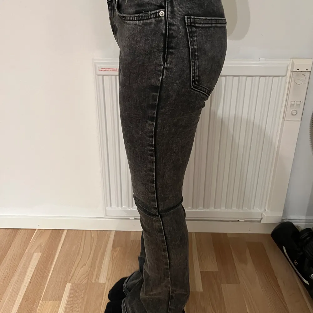 Säljer nu dessa fina lågmidjade gråa jeans ifrån Gina Tricot. Säljer på grund av att dem ej används längre. Går bra att skriva privat vid frågor eller om fler bilder önskas. 🌸. Jeans & Byxor.