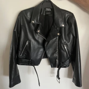 Skinnjacka från Zara - En otroligt fin skinnjacka från Zara, som är fin att ha både öppen och stängd. Jackan har bara används ett fåtal gånger och är fortfarande i en väldigt god skick. Jackan är i storlek XL men den är liten i storlek och passar mig som är en M bra