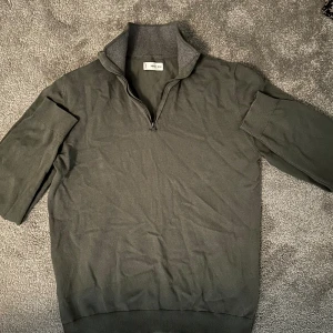 grön halv zip - en snygg grön halv zip i skicket 9/10 använd ett fåtal gånger. skriv vid frågor&bilder☺️🤩