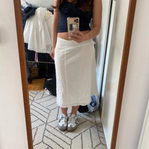 Vit kjol från märket Soya ❣️ Köpt förra sommaren men aldrig använd, prislapp finns kvar! Storlek 38 men jag gillar att ha lowwaist så på mig passar den perfekt som brukar ha 36 ❣️ // använd gärna köp nu!