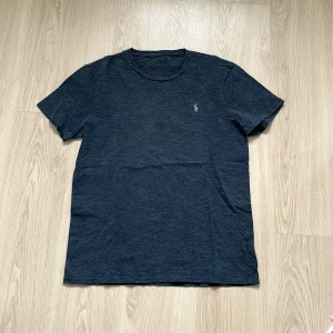 Ralph Lauren T-Shirt - Säljer min feta Ralph lauren t shirt i storlek M, den är i ett mycket bra skick utan någon som helst defekt eller skada. Ända saken är att tagen vid nacken har gått bort då jag haft den länge men den är självklart äkta! Säljer för 200
