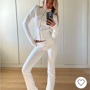 Nelly Cozy Chill Set - Säljer överdelen till detta trendiga settet från Nelly🤍 i storlek XXS. Endast använd en gång!! Nyskick. 