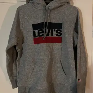 Grå hoodie från Levis 