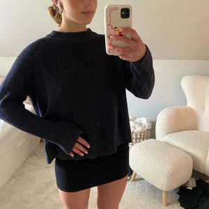 Mörkblå stickad tröja - Mörkblå stickad