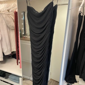 Svart långklänning  - Långklänning med scrunch på sidorna som formar kroppen super fint💕Det är en underklänning i samt en silikon rand högst upp vid bröstet som gör att klänningen inte åker ner. 