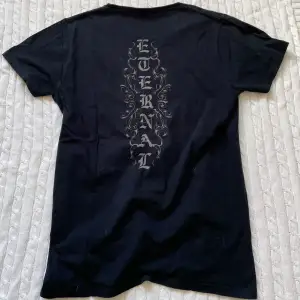 T-shirt från märket faith connection, storlek M! Använd gärna köp nu 
