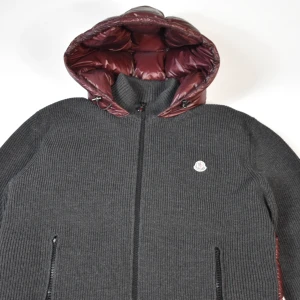 MONCLER CARDIGAN SÄLLSYNT - Moncler cardigan i sjuk colorway riktigt skönt material och passar till allt storlek:XXL PASSAR L PRIS:4499SEK 2015 season har massa recensioner på min instagram:wearthatheat vid frågor eller funderingar skicka ett pm! 