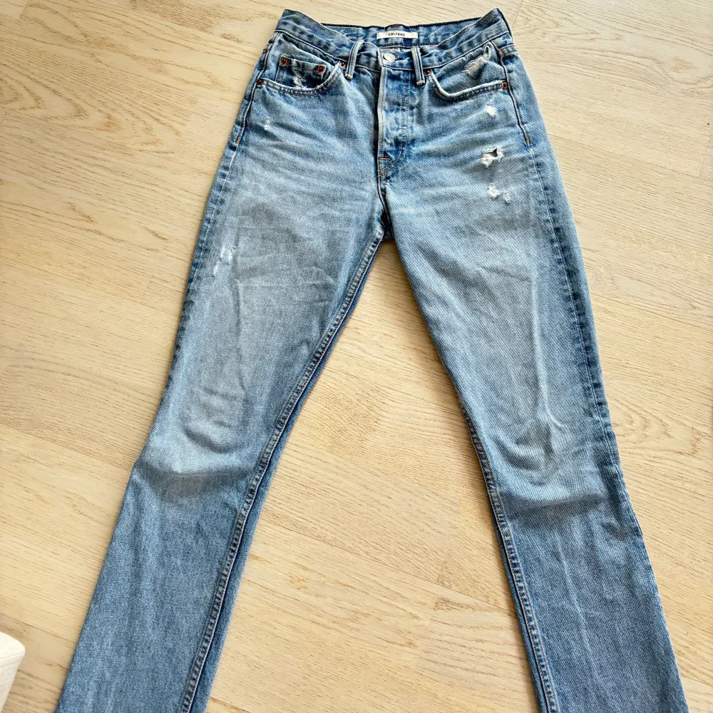 Jeans i modeller Natalia från märket Grlfrnd Storlek 23/xxs Nypris ca 3000kr. Jeans & Byxor.