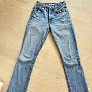 Jeans i modeller Natalia från märket Grlfrnd Storlek 23/xxs Nypris ca 3000kr