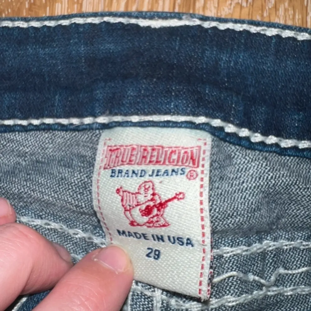 True religion Julie big t jeans i storlek w29 är själv storlek 36 / s och dom passsar mig bra. Jeans & Byxor.