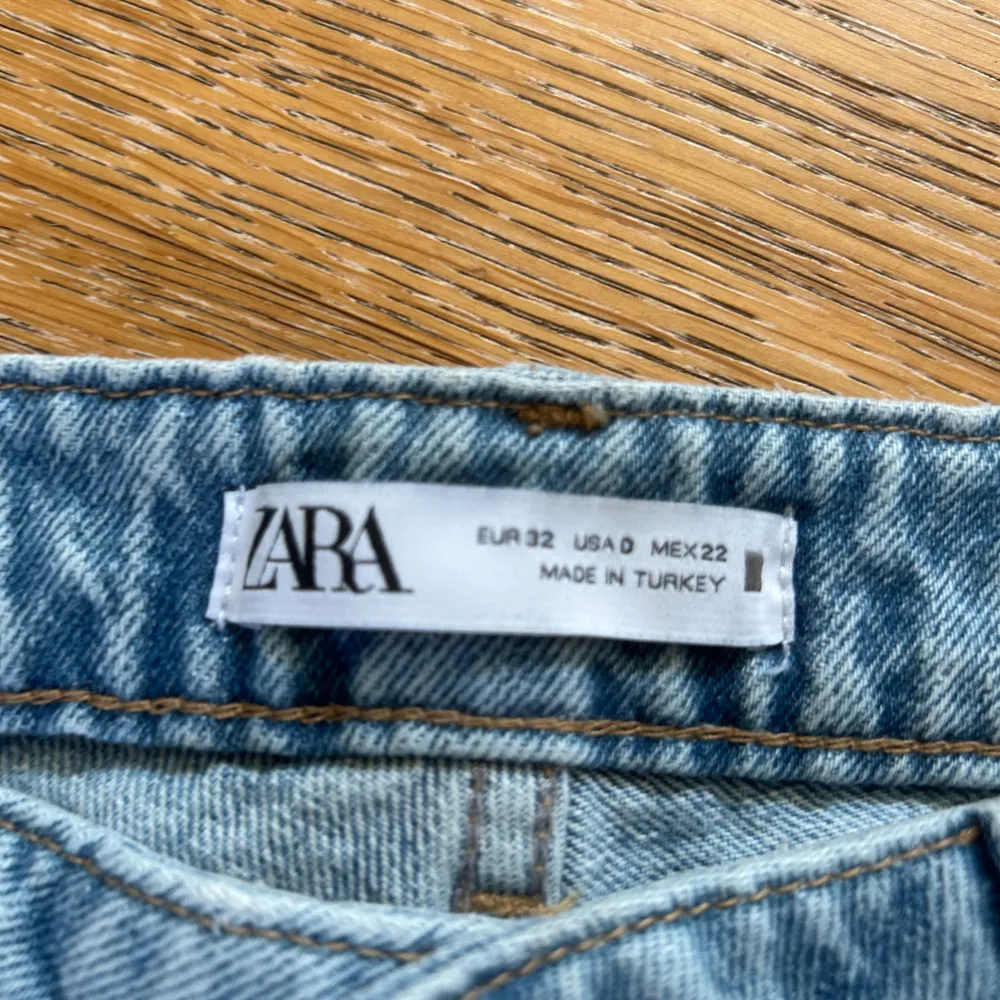 Säljer dessa low Rise stright jeans från Zara! Säljer de pågrund av att de har blivit för små! Nypris 400kr!! Midjemåttet: 35-36cm  Innerbenslängd: 85-86cm  🐚🌺🥥❣️🏝️. Jeans & Byxor.