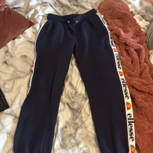 Ellesse byxor  - Bara testade men för små för mig❤️ stl 152-158 funkar som xxs/32 💕 väldigt low waist 