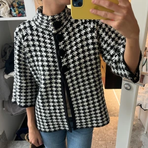 Kofta från Casamia Exclusive - Säljer denna kofta/ overshirt pga att den inte kommer till användning längre! Superfin i skick! Köparen står för frakt 😘