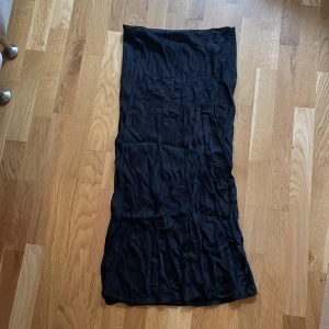 Svart sidenkjol  - Svart midilång sidenkjol från stradivarius. Säljes då den tyvärr är för stor för mig. 
