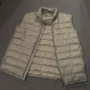 Morris väst - Morris väst som är köpt på Boozt. Nypris: 2299kr. Säljer pga den inte sitter på mig som jag vill. Har du frågor är det bara att höra av dig!