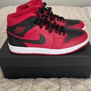 Jordan 1 mid reverse banned - Använda en gång, finns en liten factory flaw längst fram se bild 3. Men de ser helt nya ut. Storlek 44,5