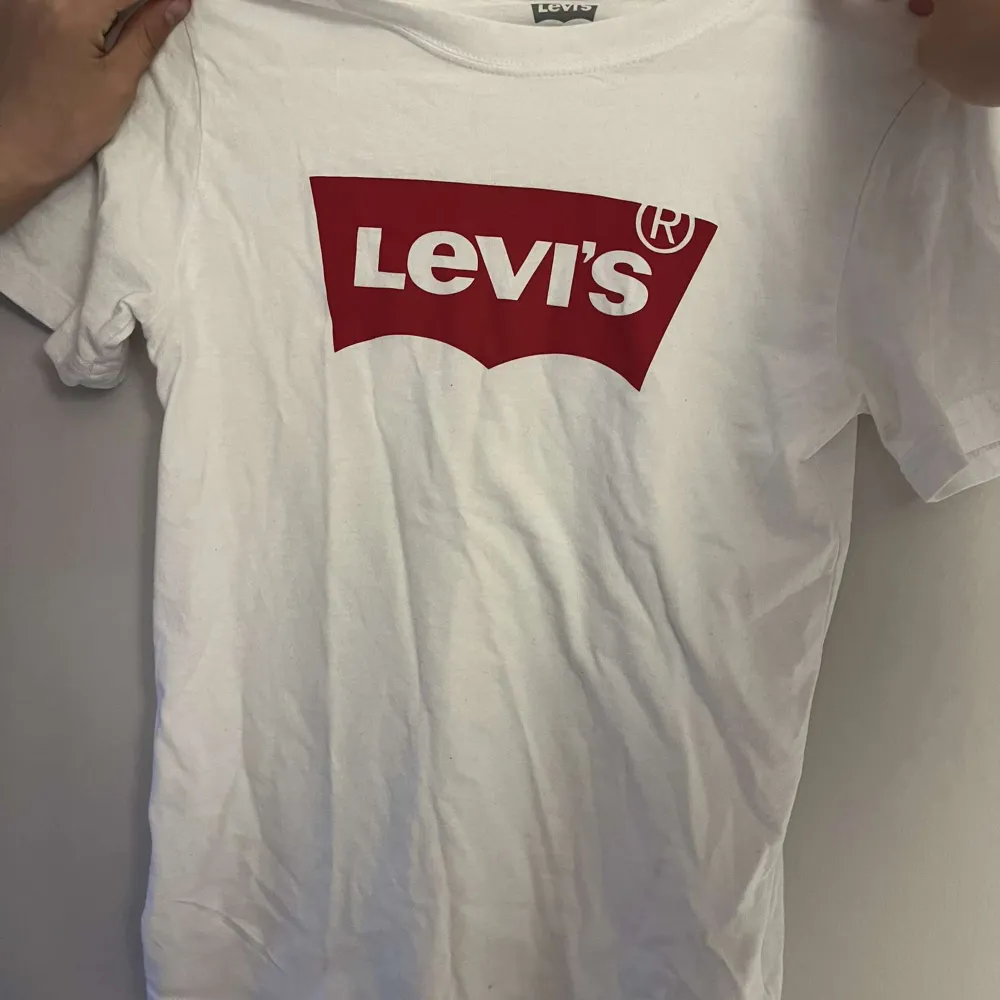 Oanvänd Levis t-shirt. Nypris 199kr säljs för 50kr. T-shirts.