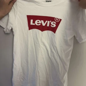Fin t-shirt - Oanvänd Levis t-shirt. Nypris 199kr säljs för 50kr