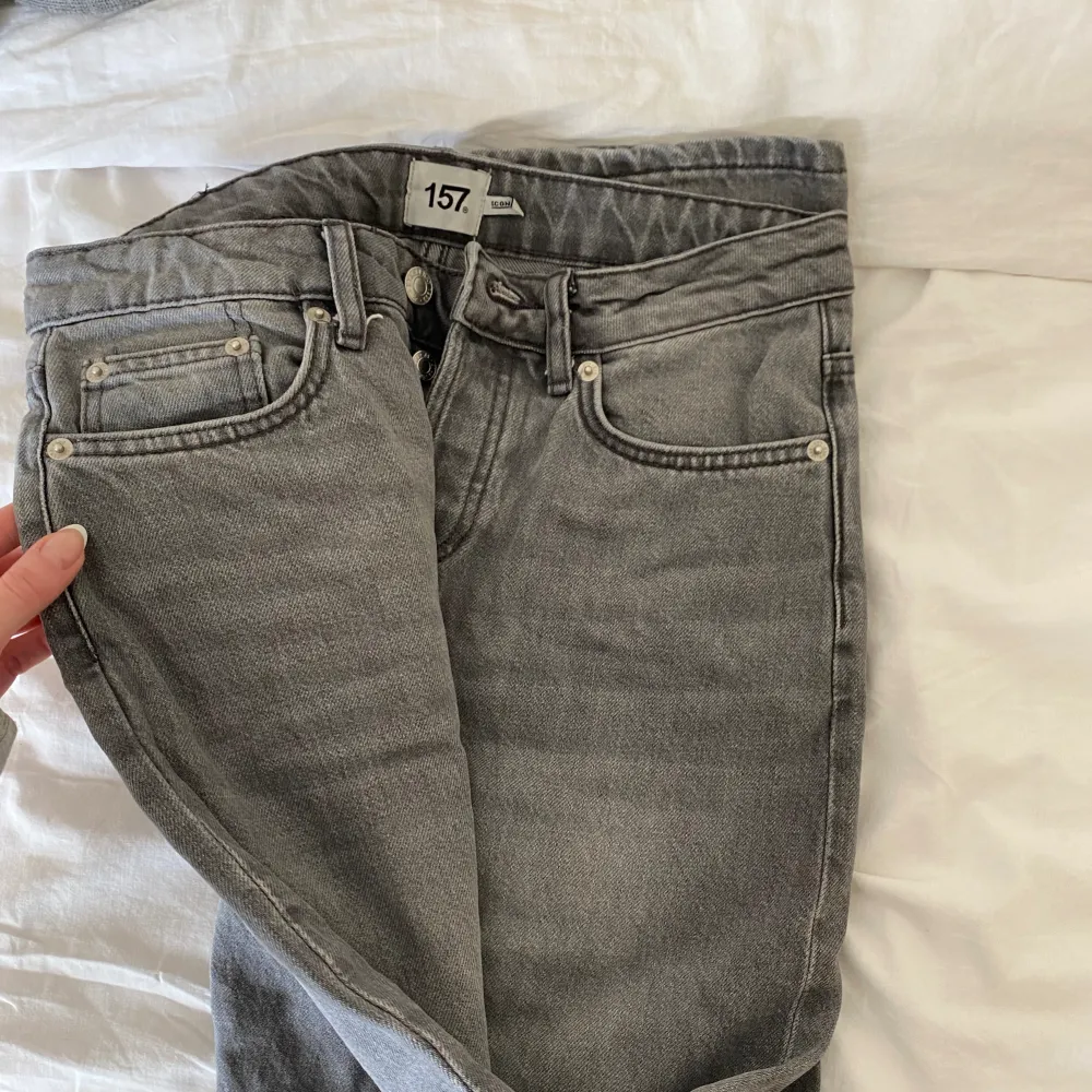 Grå jeans från Lager i populära modellen Icon. Low straight, använda 1 gång. Storlek xs🤍. Jeans & Byxor.