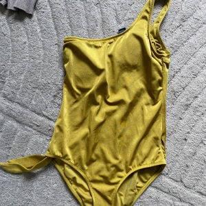 Bikini Zalando senapsgul strl 36 - Passar även en strl 34. Fint skick. Vaddar i bröstpartiet. 