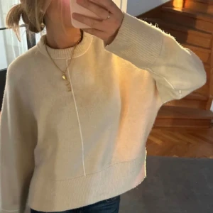 Slutsåld stickad tröja från zara  - Säljer denna slutsålda tröja fårn zara andvänd typ 2 gånger. Fick den i julklapp. Väldigt skönt material mjukt och skönt. Skriv vid frågor eller funderingar d storlek L men den är väldigt lite i storlek skulle säga som en M 