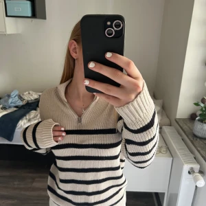 Stickad tröja  - En väldigt fin randig stickad tröja. Jag vet inte riktigt var den är ifrån, då lappen inte är kvar. Storlek xs 💕