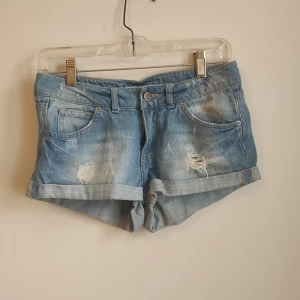 Jeansshorts - Snygga jeansshorts som tyvärr är för små för mig. Bra skick!