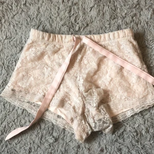Skitsnygga spetsshorts - Spetsshorts i bra skick. Dem är i storlek 134/140, men dom passar mig som är 168 och är ju då lite kortare för mig. Skit snygga att ha hemma att sova i eller som mysshorts. Går att spänna åt i midjan.