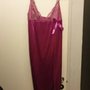 Nattline i siden rosa - Onesize medföljade stringtrosa till. Aldrig använt endast upp packad för att ta bild🌸