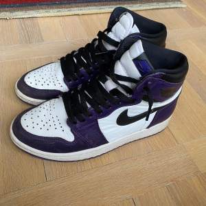 Jordan 1 high court purple | Skick: 7/10 | Storlek: 40 | Nypris: 3499 | Pris: ❌749❌✅649✅ | Fraktar via postnord på köparens bekostnad | Hör av dig vid minsta fraga eller fundering 📩