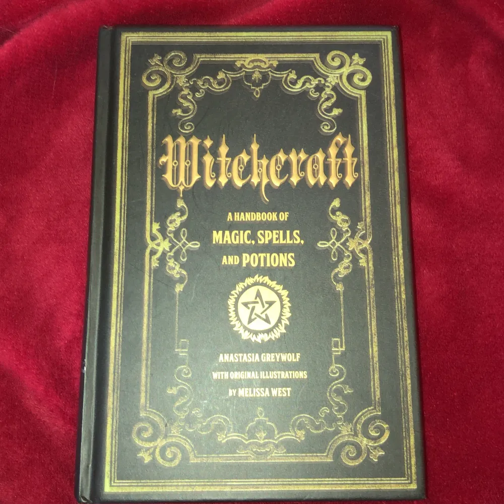 En book med olika ockulta spells och tips. Övrigt.
