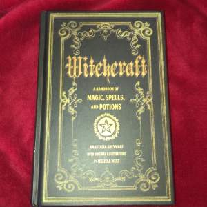 En book med olika ockulta spells och tips