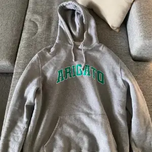 Säljer nu min ljusgråa Arigato hoodie. Den är i bra skick och säljer den för att den inte används längre. Skriv för frågor eller bilder :)