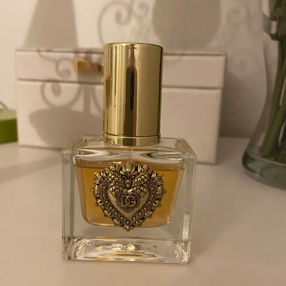 säljer min Dolce & Gabbana parfym som bara har använts fåtal gånger. den luktar vanilj och är en jättegod parfym. den är 30 ml och nästan allt är kvar. köparen får stå för frakten, pris kan diskuteras . Accessoarer.