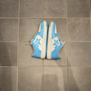 BAPESTAS - säljer nu mina bapestas då dom inte passar mig längre och bara samlar damm i garderoben, priset är inte hugget i sten så de går att sänka det vid snabb affär, skicket är 9/10 det är bara sko snörena som är lortiga men det följer med nya vid köp🤝🏼
