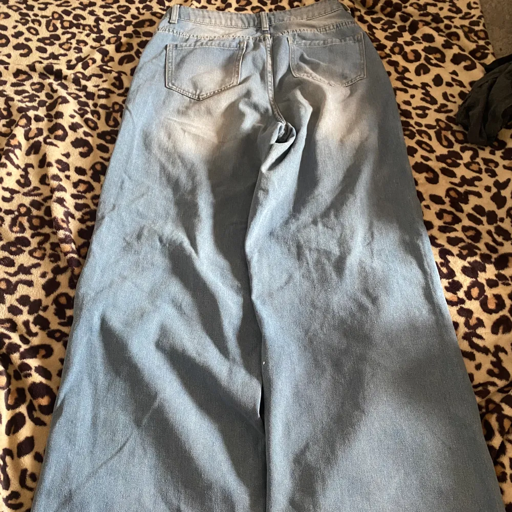 Jättebaggy ljusblå jeans med cool  wash. Köpt secondhand . Jeans & Byxor.