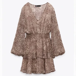 Jättefin sommarklänning!! - Jag säljer en jättefin sommarklänning från zara. Nyskick då den endast använts 2 gånger! Skriv gärna vid frågor💕💕