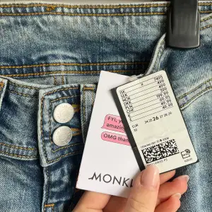 Blå lågmidjade bootcut jeans från Monki med pressveck i storlek 26. Aldrig använda och prislapp sitter kvar. Nypris 499kr och säljer för 399kr. Pris går att diskutera!
