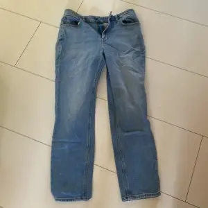 Jeansen är i storlekarna W30 och L33. De är av bra kvalite men har en liten upprivning vid början av högra bakfickan, men den syns knappt når man har på sig dem (kolla bild). Mvh Valter 