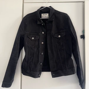 Acne jeansjacka - Jeansjacka från acne, herrstorlek 48 men sitter snyggt oversized på mig som brukar ha M ungefär
