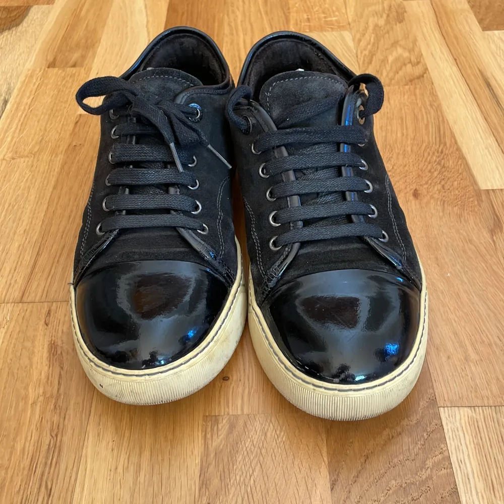 Svarta lanvin skor i storlek UK 6, vilket motsvarar EU 40, men de är större i storleken och passar därmed även 41-42. Använda men i väldigt gott skick, inga defekter förutom smuts (främst på sulan). Skriv för fler bilder eller andra frågor :). Skor.
