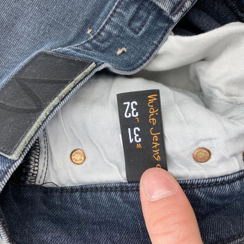 Jeans från Nudie i modellen Thin Finn | Skick 6/10, höger ficka behöver lagas | Storlek W31/L32 | Sjukt skön slimmad passform, vi erbjuder ett generöst pris på 450 |Skriv om du har ytterligare funderingar!👊🏽. Jeans & Byxor.