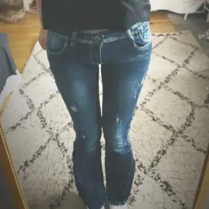 Lågmidjade marinblå jeans med as snygga detaljer. Säljer då de är för små för mig. Bilderna är lånade från hon jag köpte av.